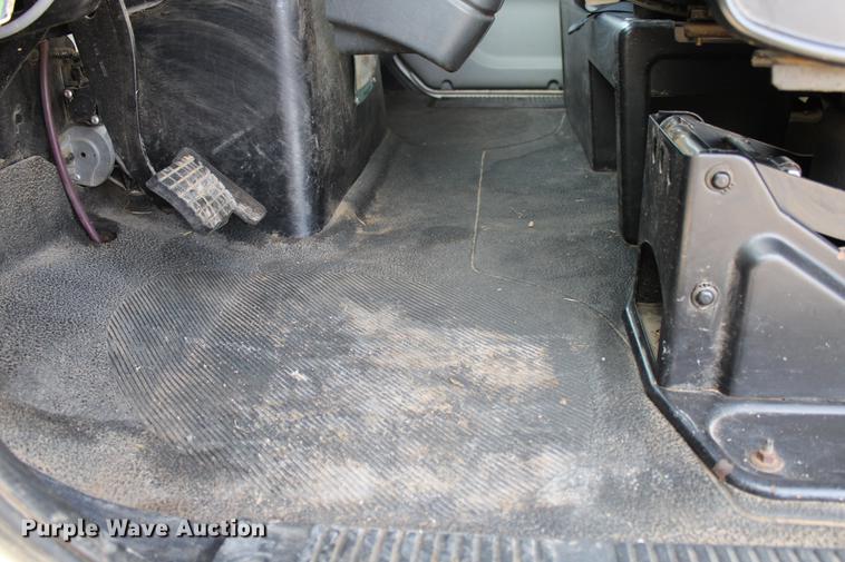 image for item DC7722 2002 International 4300 utility truck