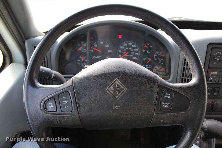 image for item DC7722 2002 International 4300 utility truck