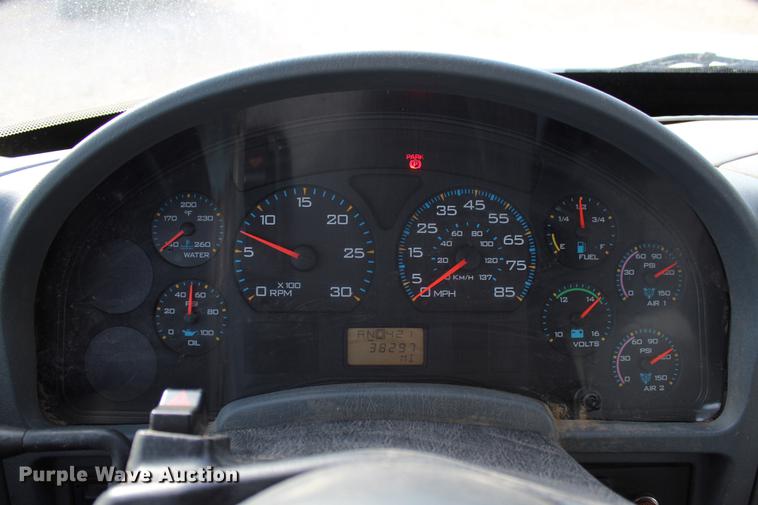 image for item DC7722 2002 International 4300 utility truck