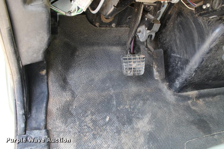 image for item DC7722 2002 International 4300 utility truck