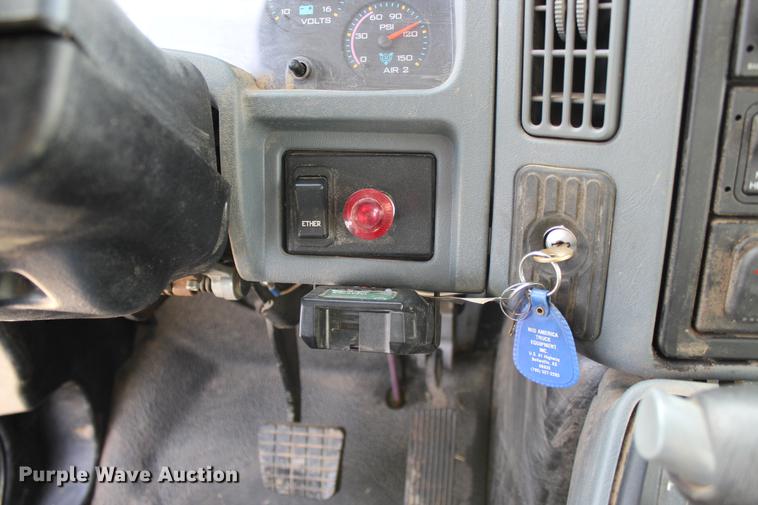 image for item DC7722 2002 International 4300 utility truck