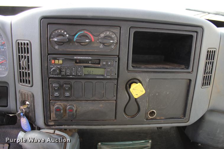 image for item DC7722 2002 International 4300 utility truck