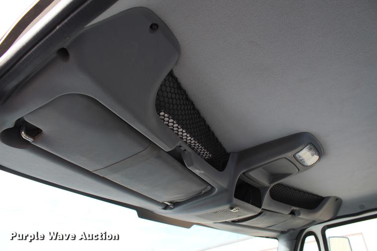 image for item DC7722 2002 International 4300 utility truck