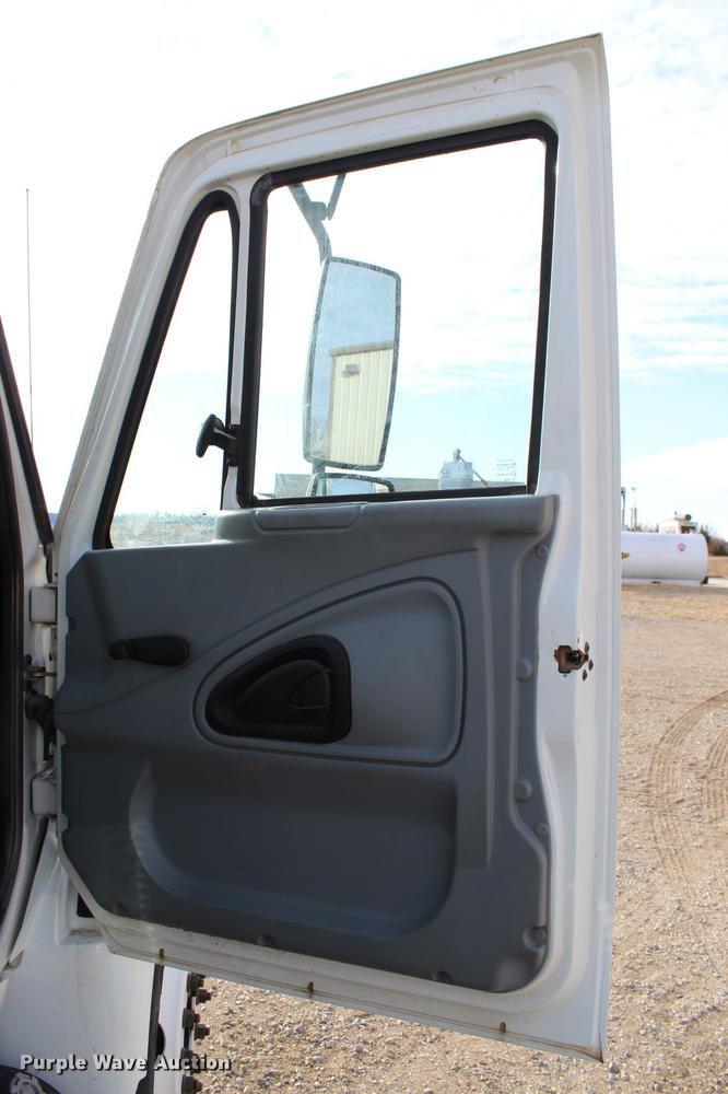 image for item DC7722 2002 International 4300 utility truck