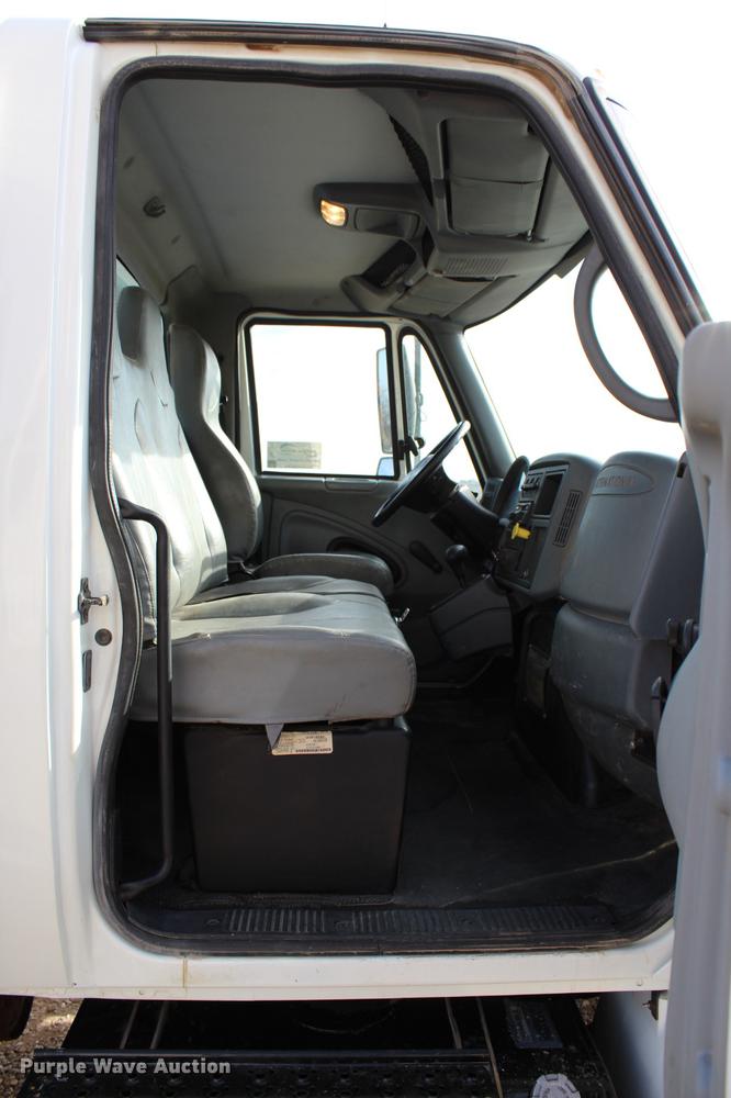 image for item DC7722 2002 International 4300 utility truck