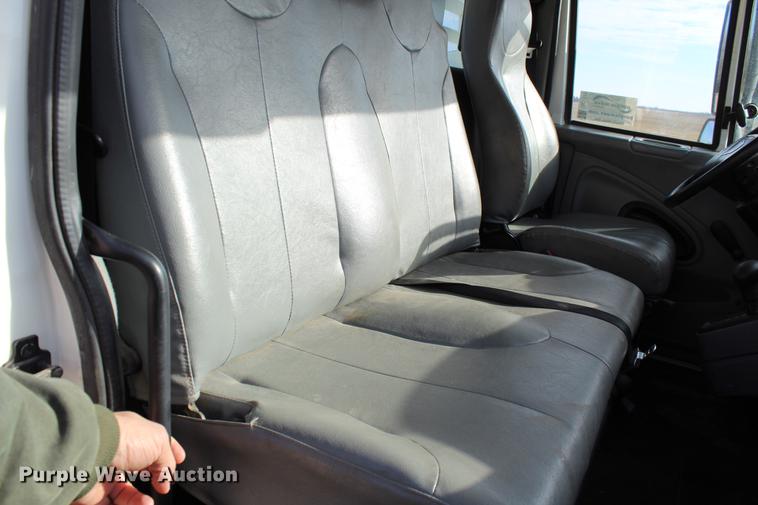 image for item DC7722 2002 International 4300 utility truck