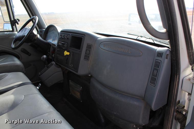 image for item DC7722 2002 International 4300 utility truck