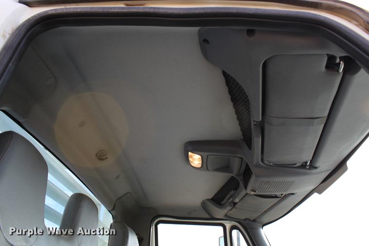 image for item DC7722 2002 International 4300 utility truck