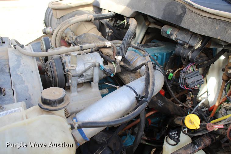 image for item DC7722 2002 International 4300 utility truck