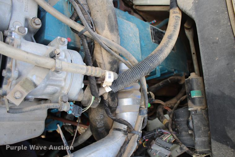 image for item DC7722 2002 International 4300 utility truck