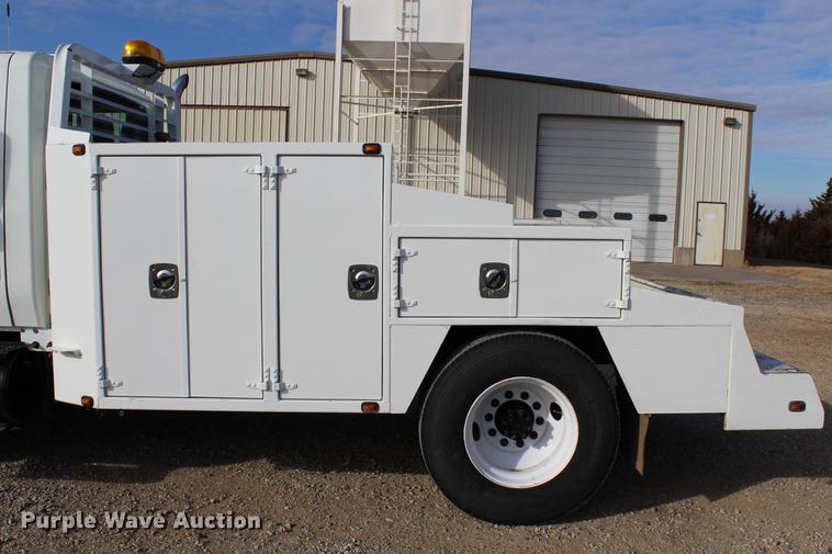 image for item DC7722 2002 International 4300 utility truck