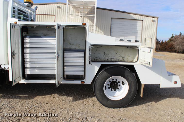 image for item DC7722 2002 International 4300 utility truck