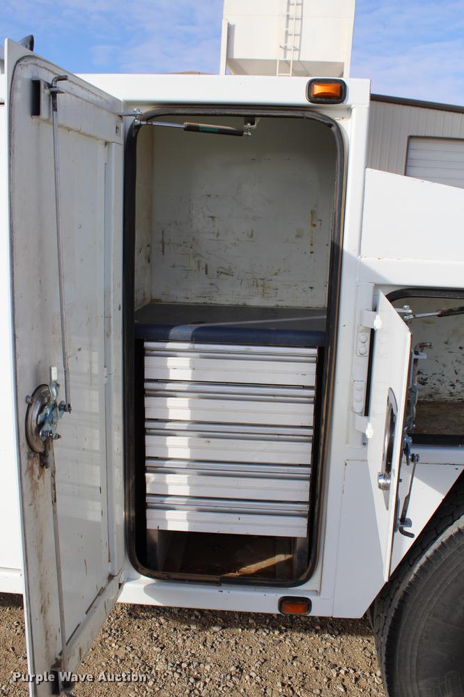 image for item DC7722 2002 International 4300 utility truck