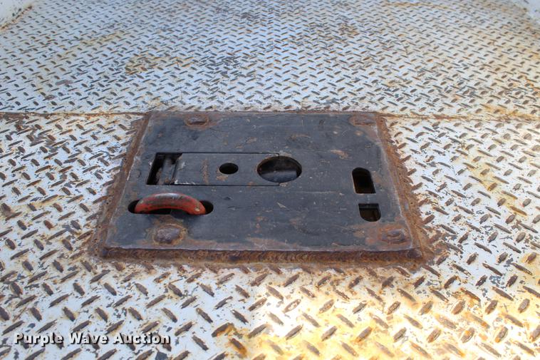 image for item DC7722 2002 International 4300 utility truck