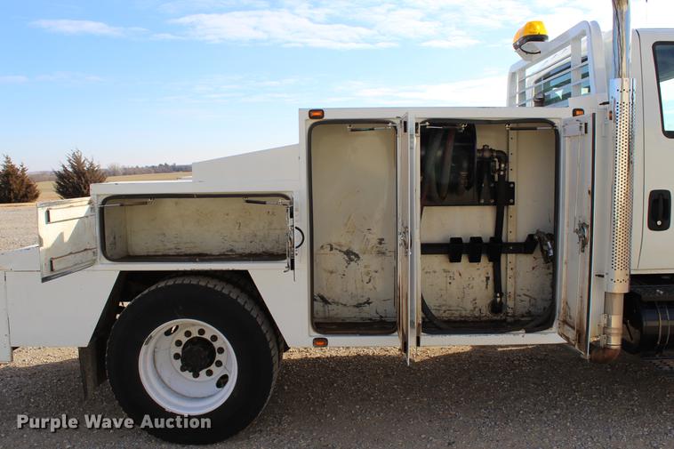 image for item DC7722 2002 International 4300 utility truck