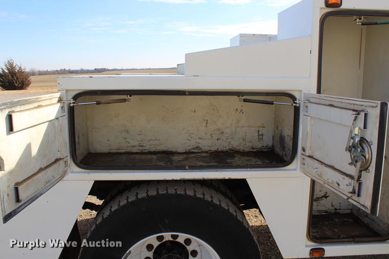 image for item DC7722 2002 International 4300 utility truck