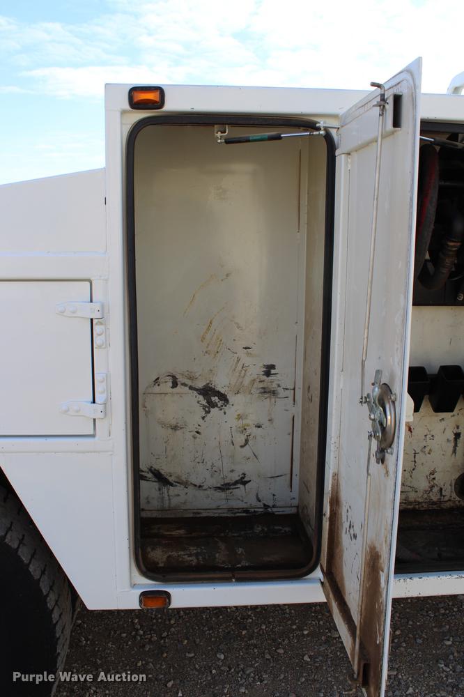 image for item DC7722 2002 International 4300 utility truck