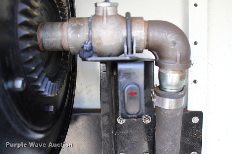 image for item DC7722 2002 International 4300 utility truck