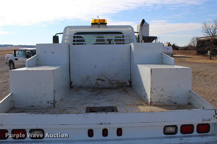 image for item DC7722 2002 International 4300 utility truck