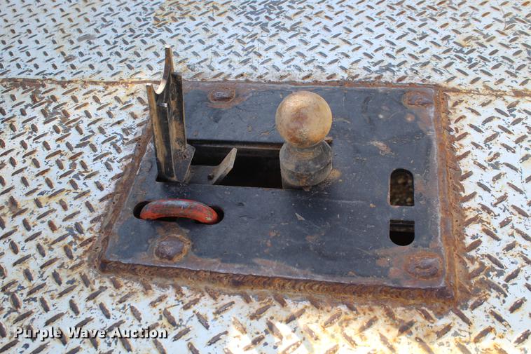 image for item DC7722 2002 International 4300 utility truck