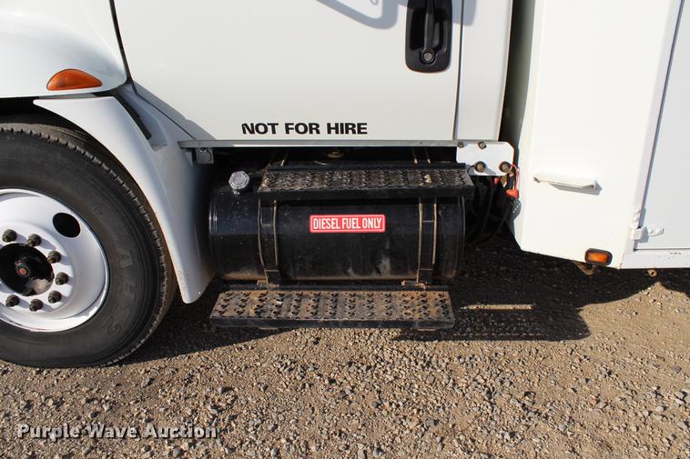 image for item DC7722 2002 International 4300 utility truck