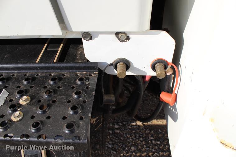 image for item DC7722 2002 International 4300 utility truck