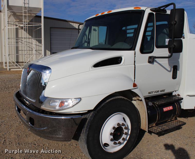image for item DC7722 2002 International 4300 utility truck