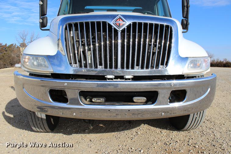 image for item DC7722 2002 International 4300 utility truck