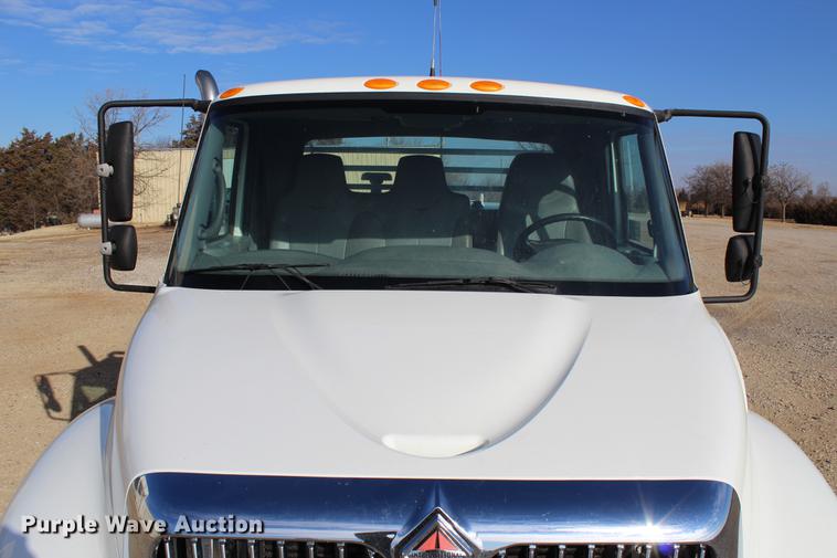 image for item DC7722 2002 International 4300 utility truck