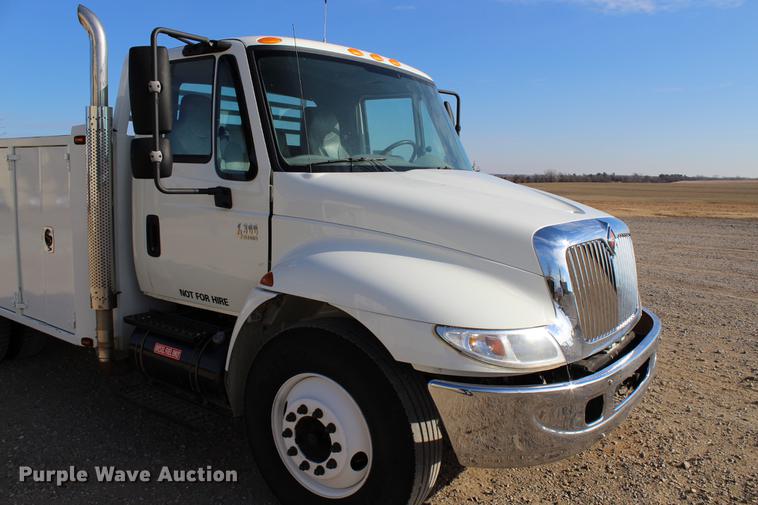 image for item DC7722 2002 International 4300 utility truck