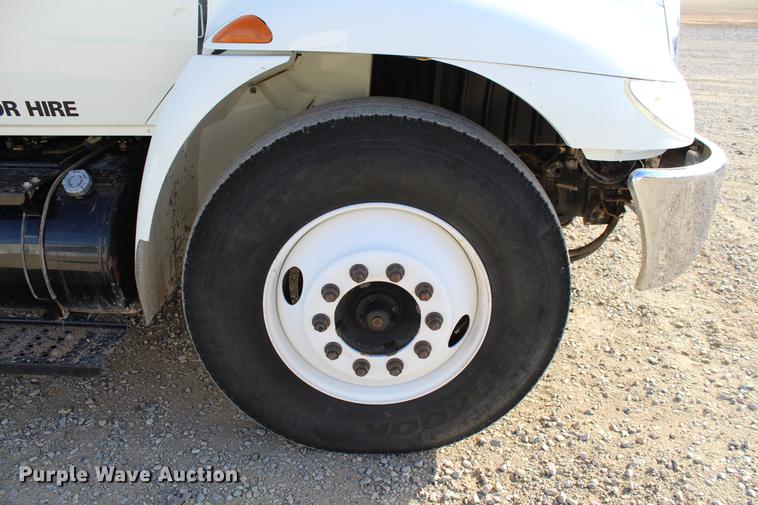 image for item DC7722 2002 International 4300 utility truck