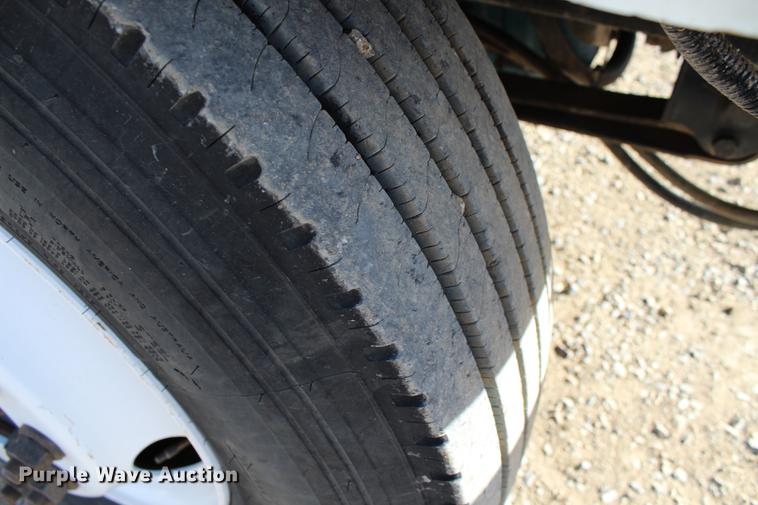 image for item DC7722 2002 International 4300 utility truck