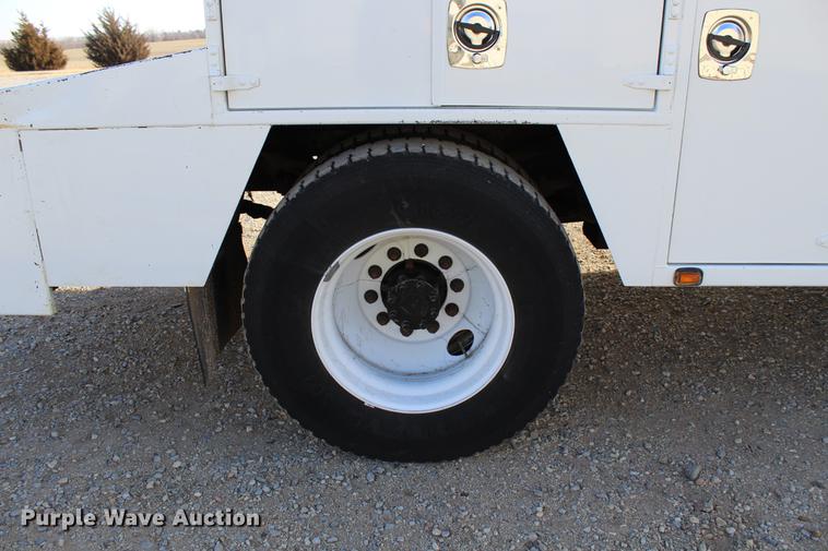 image for item DC7722 2002 International 4300 utility truck