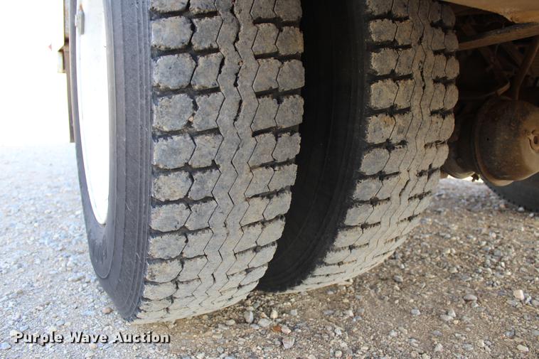 image for item DC7722 2002 International 4300 utility truck