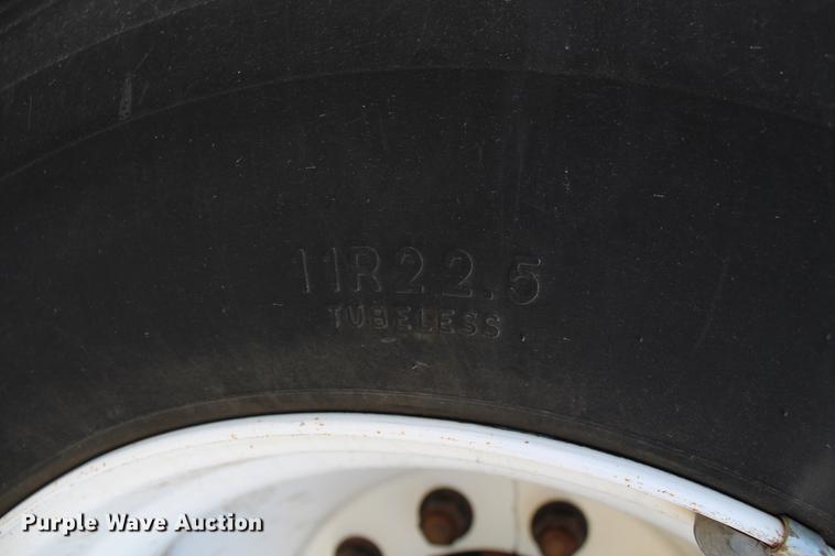 image for item DC7722 2002 International 4300 utility truck