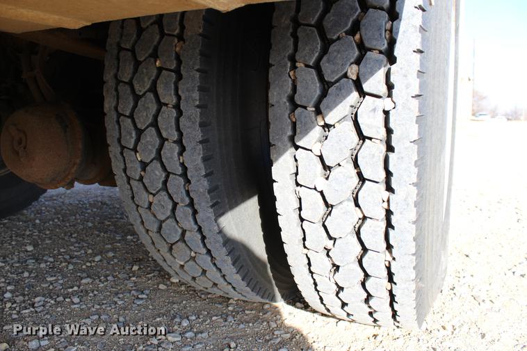 image for item DC7722 2002 International 4300 utility truck