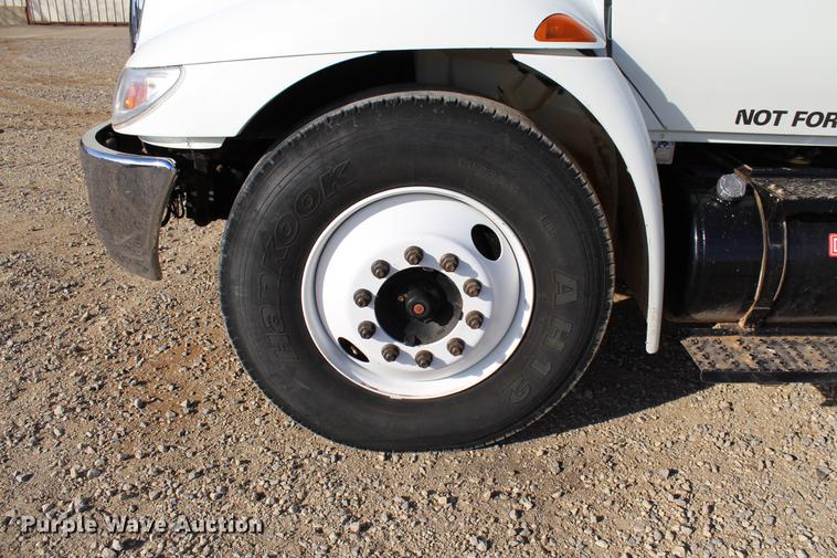 image for item DC7722 2002 International 4300 utility truck