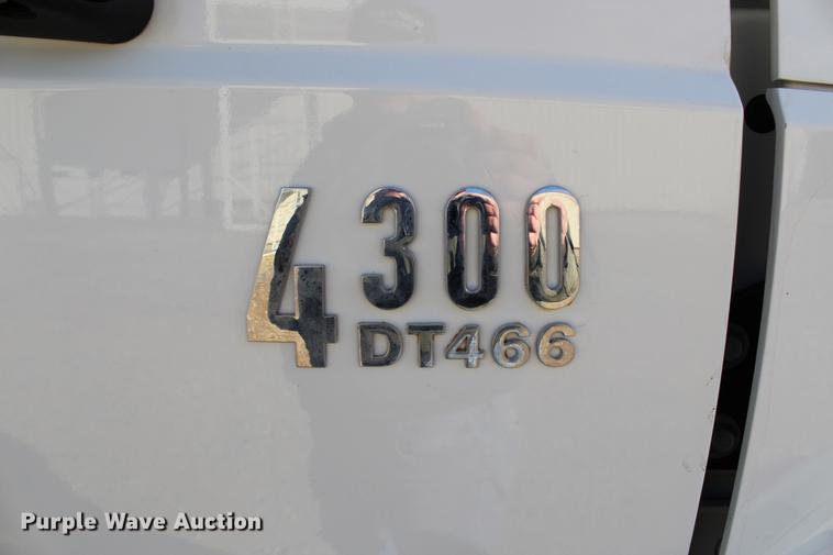 image for item DC7722 2002 International 4300 utility truck