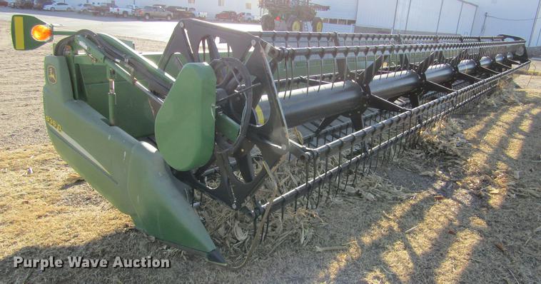 image for item DC8299 2005 John Deere 936D draper head