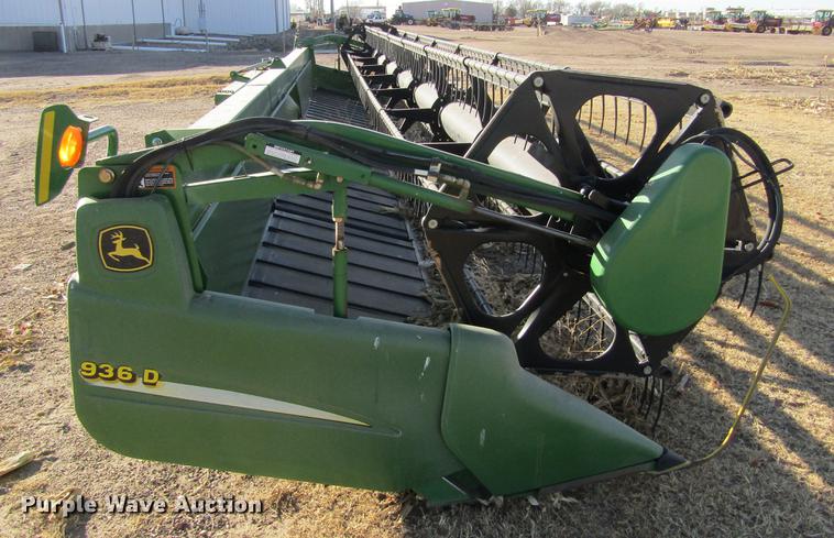 image for item DC8299 2005 John Deere 936D draper head