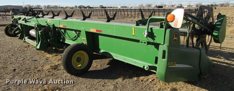 image for item DC8299 2005 John Deere 936D draper head