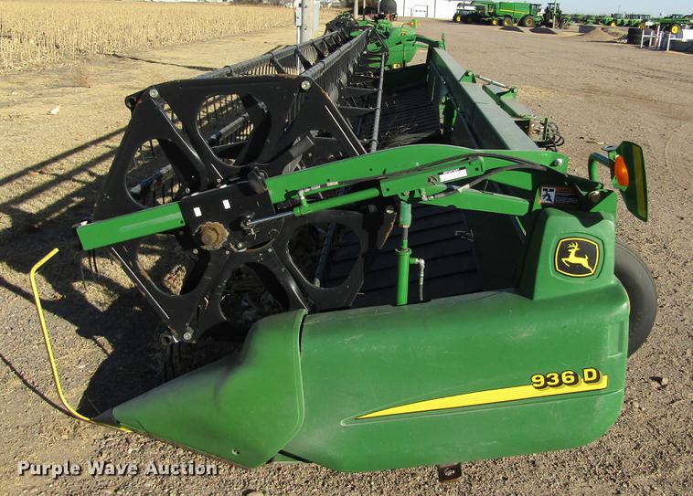 image for item DC8299 2005 John Deere 936D draper head