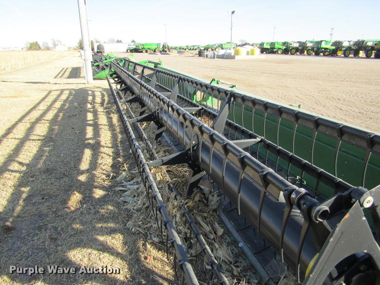 image for item DC8299 2005 John Deere 936D draper head