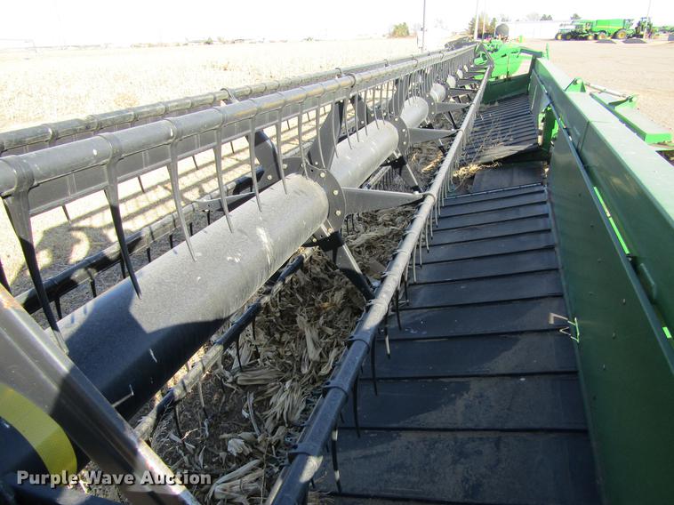 image for item DC8299 2005 John Deere 936D draper head