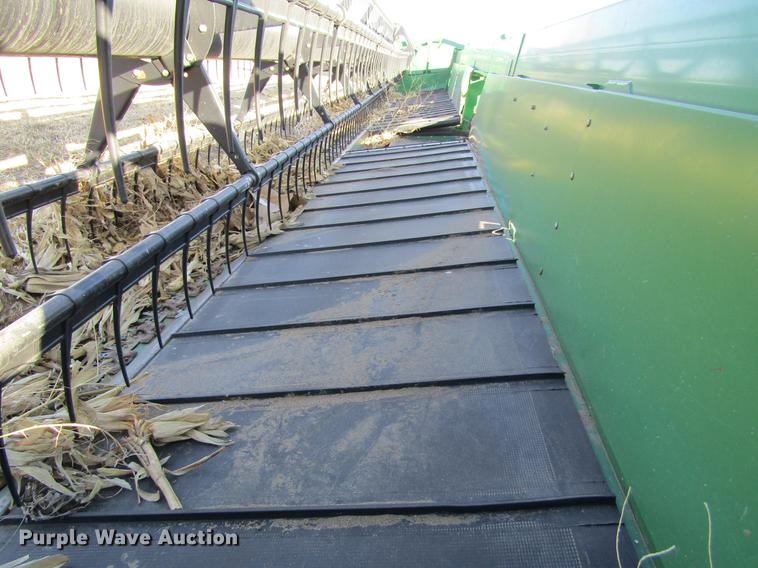image for item DC8299 2005 John Deere 936D draper head