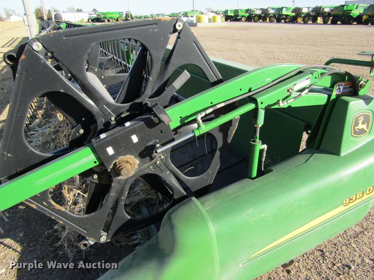 image for item DC8299 2005 John Deere 936D draper head