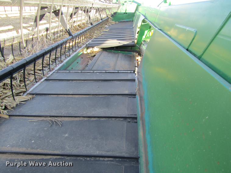 image for item DC8299 2005 John Deere 936D draper head