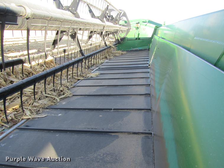 image for item DC8299 2005 John Deere 936D draper head