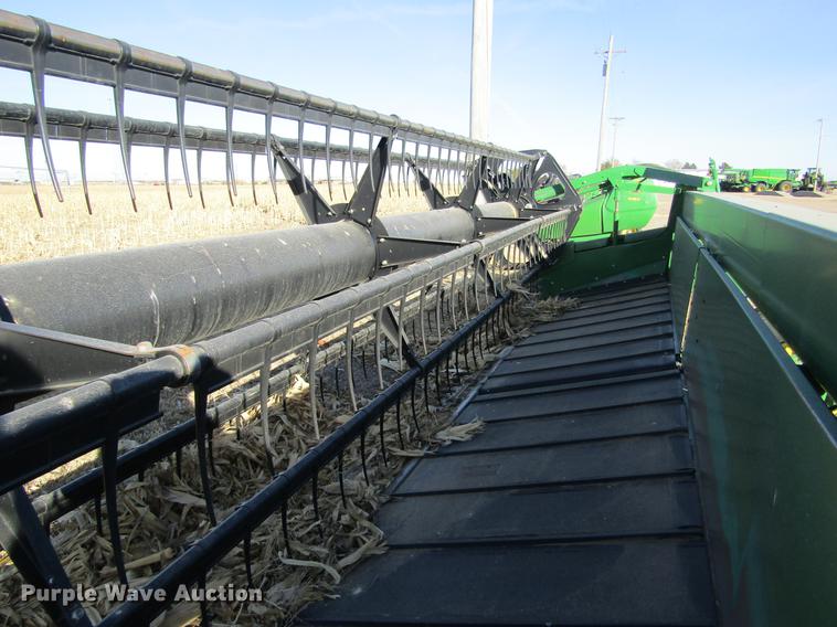 image for item DC8299 2005 John Deere 936D draper head