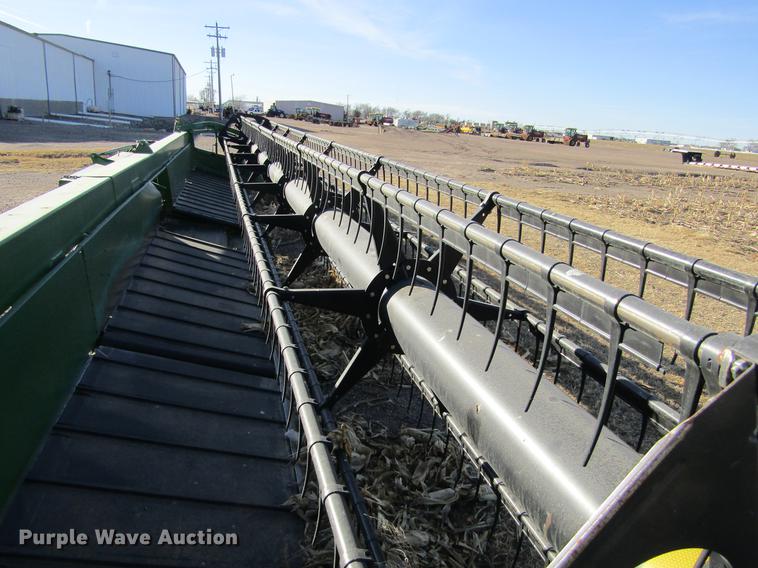 image for item DC8299 2005 John Deere 936D draper head